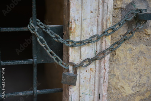 il cancello con la catena