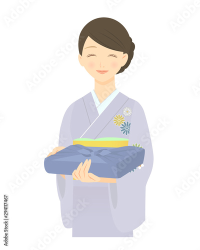  	贈答品を持つ着物姿の女性　
