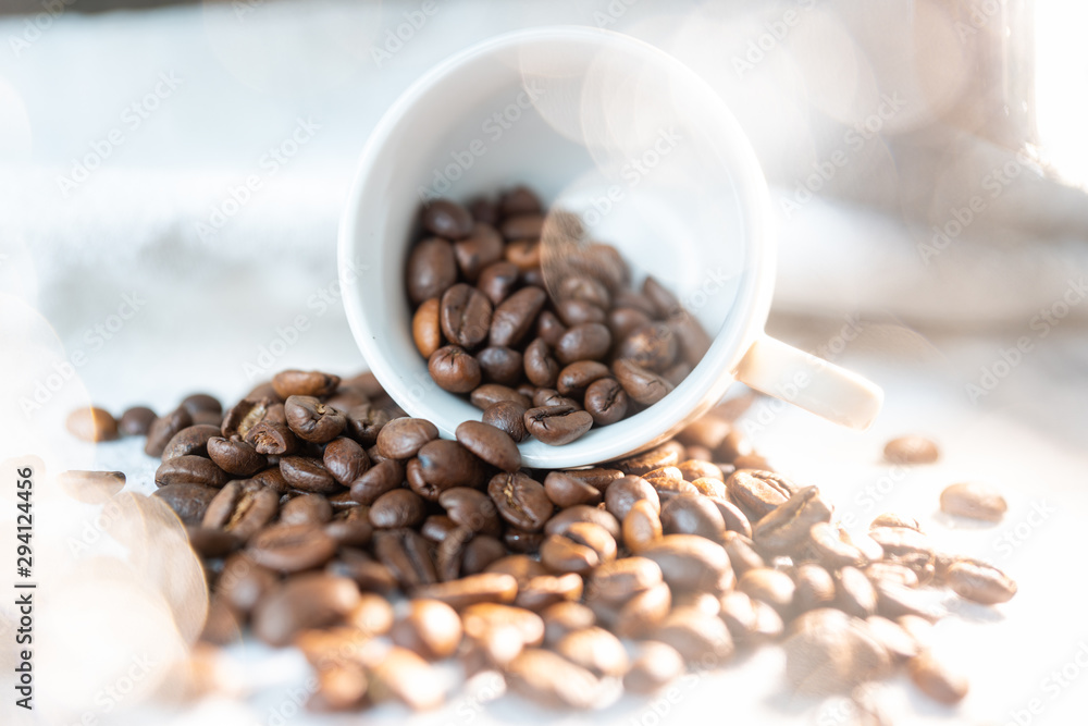 Kaffeetasse mit Kaffeebohnen Kaffeetasse mit Kaffeebohnen