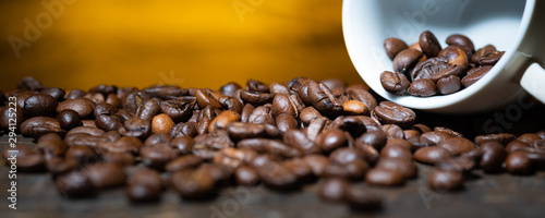 Kaffeebohnen in einer Espressotasse auf einem Holztisch