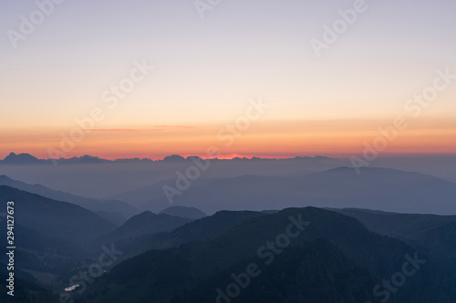 Fototapeta Naklejka Na Ścianę i Meble -  Alba tra le montagne