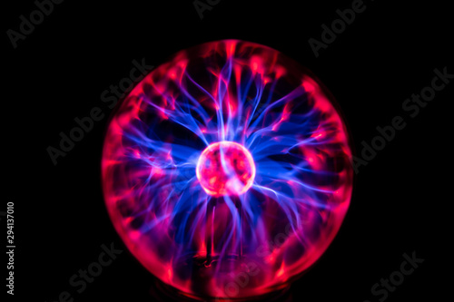 elektrisches Plasma in einer Glaskugel, mit Blitzen