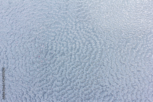 Frost auf einer Oberfläche aus Glas
