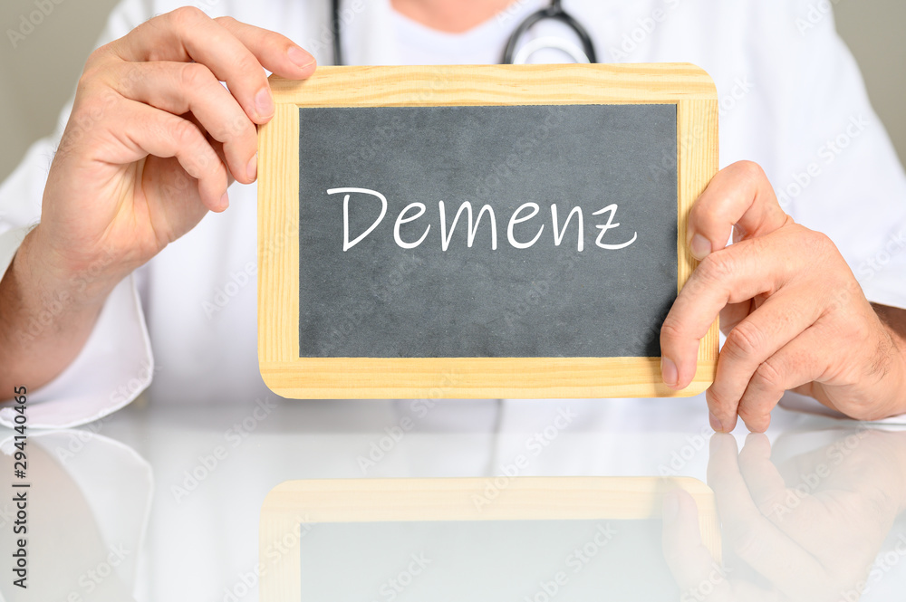 Arzt mit einer Tafel auf der Demenz steht Arzt mit einer Tafel auf der Demenz steht