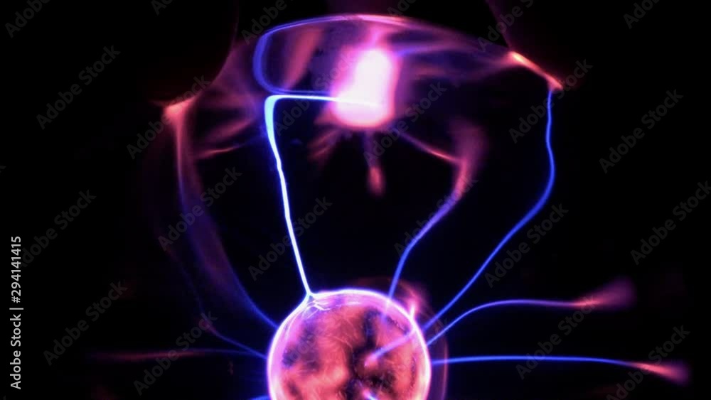 elektrisches Plasma in einer Glaskugel, mit Blitzen elektrisches Plasma in einer Glaskugel, mit Blitzen