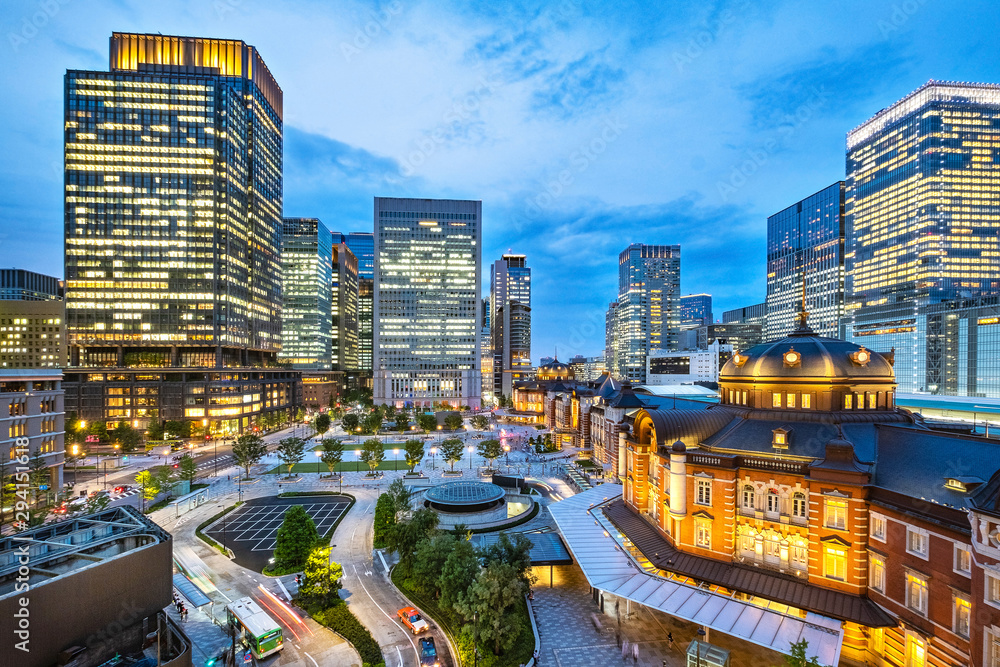Fototapeta premium Panoramę Tokio na stacji kolejowej otaczają nowoczesny wieżowiec o zmierzchu. Miasto Tokio, Japonia.
