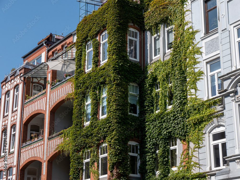 Fototapeta premium Fassade eines Altbaugebäudes in Kiel, Deutschland