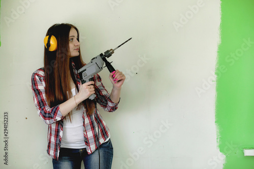 Wallpaper Mural The builder makes repairs in the apartment. Finishing works on plastering and painting of walls. Masters work with paint drill and electricity. Torontodigital.ca