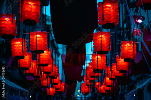 Lámparas asiáticas con luces rojas y contraste de cielo azul