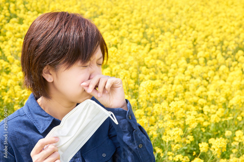 花粉症で鼻水が出る女性stock Photo Adobe Stock 花粉症で鼻水が出る女性stock Photo Adobe Stock
