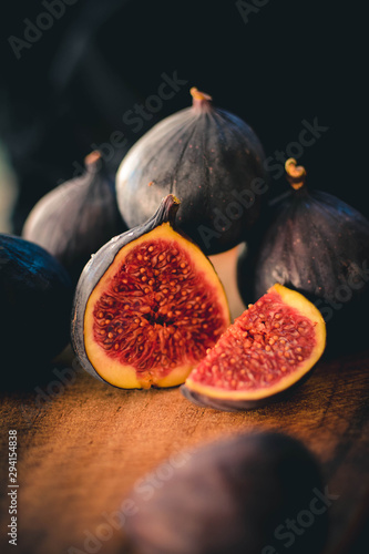 Obraz na płótnie fresh figs on wooden table w salonie