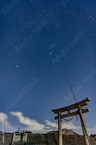 千葉県九十九里の満天の星空と大きな鳥居