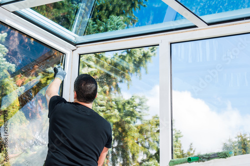 gebäudereiniger arbeitet im wintergarten