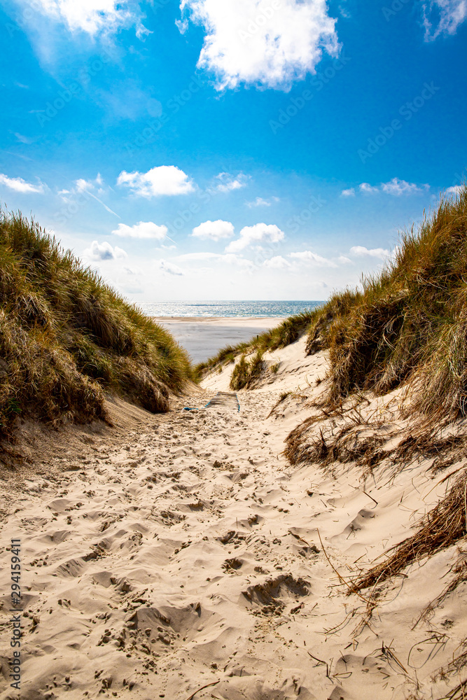 Weg zum Strand beim Amrumer Leuchtturm Weg zum Strand beim Amrumer Leuchtturm