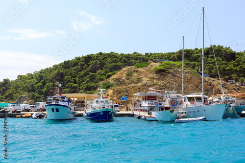 San Domino isole Tremiti: barche e panfili visti dal mare