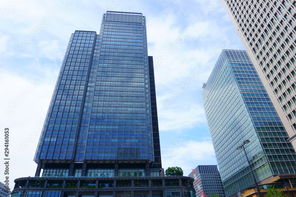 Obraz premium Tall buildings located in Chiyoda's Marunouchi business district