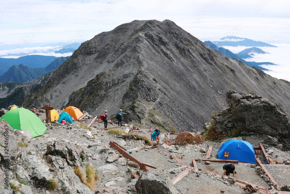 北アルプス　槍ヶ岳テント場の風景　大喰岳を間近に望む