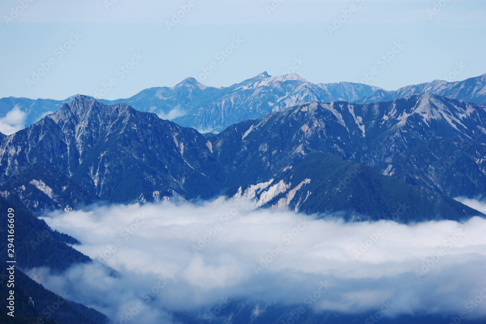 北アルプス　槍ヶ岳山頂からの風景　針ノ木岳と後立山連峰遠景