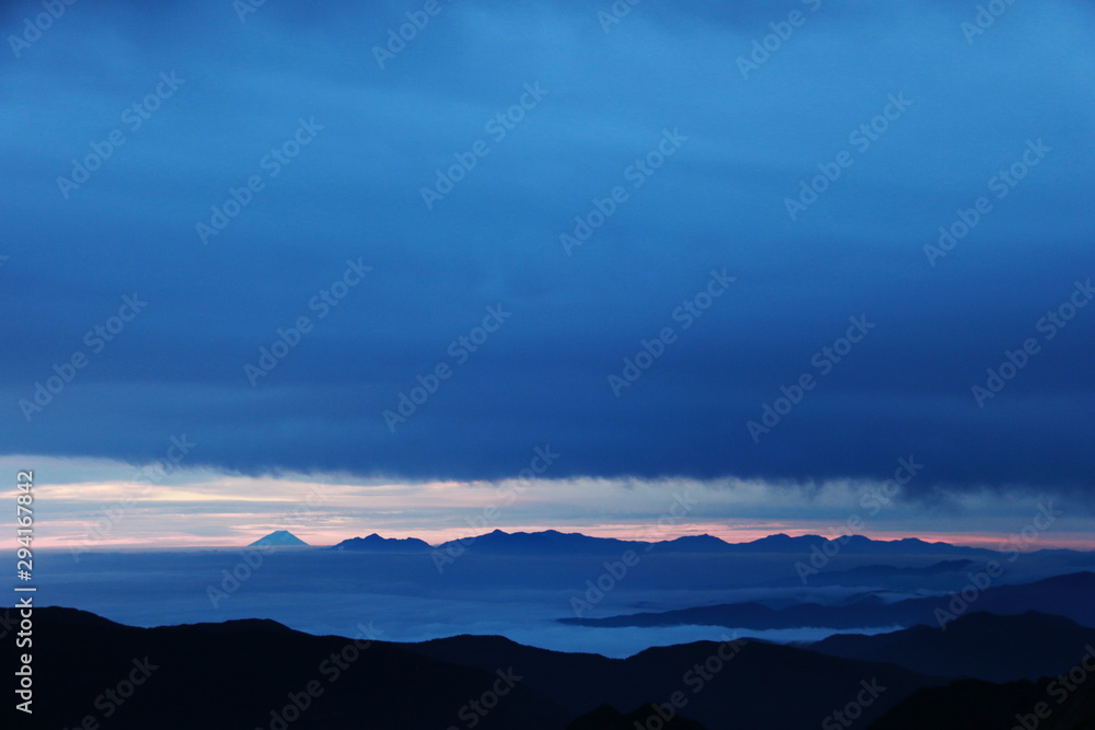 Fototapeta premium 北アルプス 槍ヶ岳山頂からの風景 富士山、南アルプス遠景