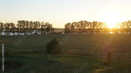 Sonnenuntergang mit schöner Landscjaft