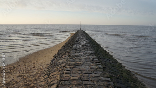 Mole aus Stein am Strand