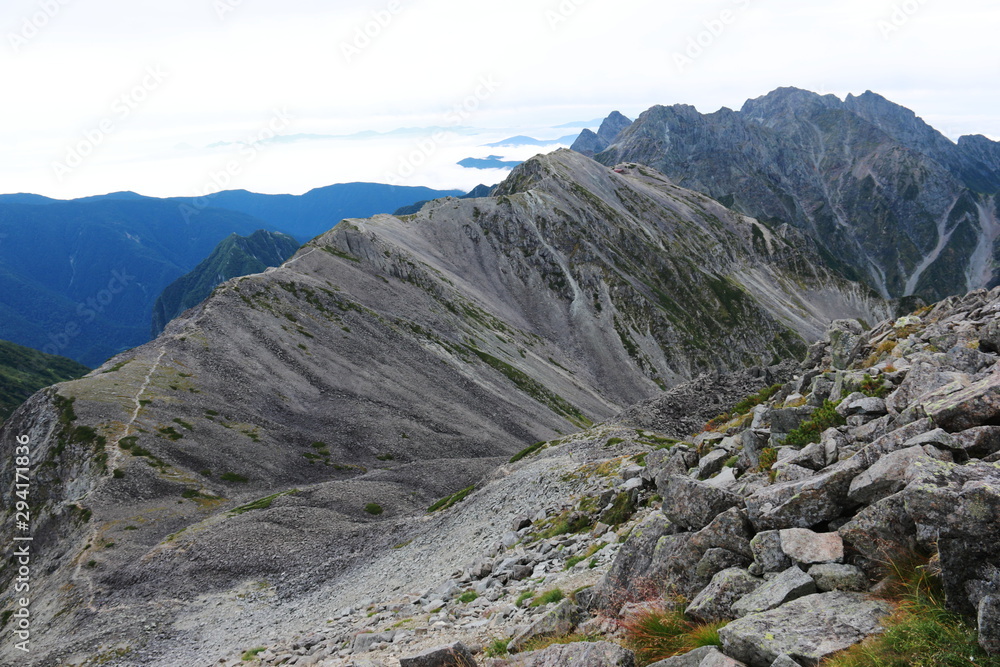 Fototapeta premium 北アルプス 中岳山頂からの風景 南岳越しに穂高連峰への縦走路を望む