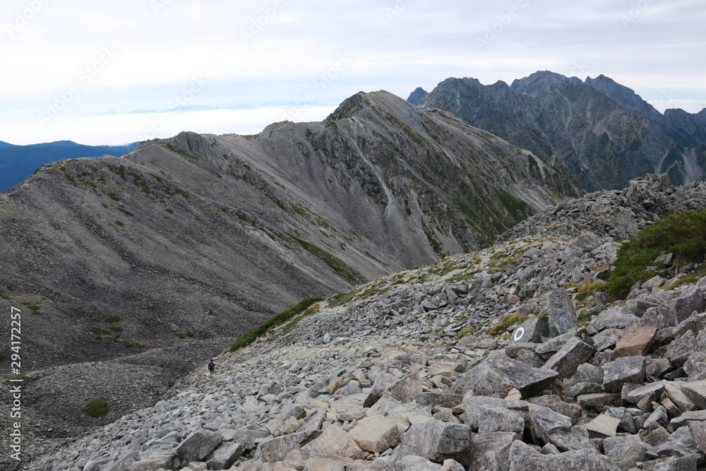 Obraz premium 北アルプス 槍穂高連峰 中岳南岳縦走路の風景 南岳への登り