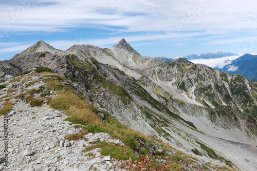 北アルプス 槍穂高連峰 中岳南岳縦走路からの風景 中岳大喰岳越しに槍ヶ岳を望む