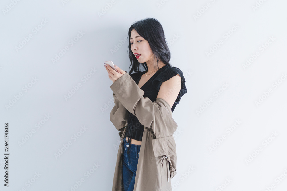 スマートフォンを使う女性 スマートフォンを使う女性