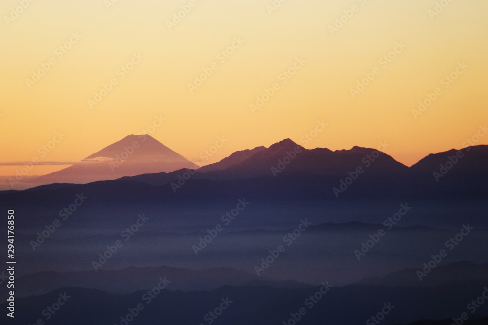 北アルプス　南岳山頂からの風景　朝焼けに映える富士山、南アルプス遠景