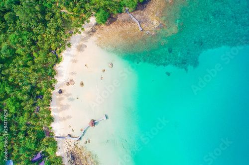 Fototapeta Naklejka Na Ścianę i Meble -  Turquoise sea water with beach on island green tropical forest