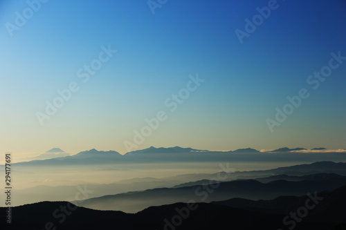  北アルプス 南岳山頂からの風景 朝靄の富士山、南アルプス遠景