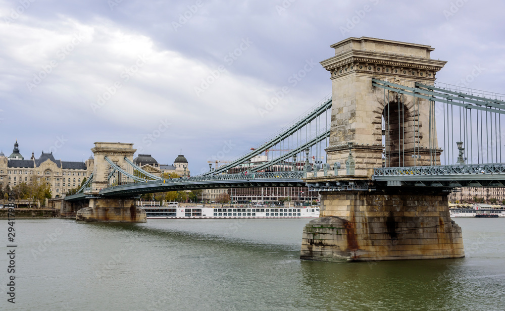 Obraz premium The Chain Bridge Szechenyi Lanchid in Budapest. Budapest, Hungary.