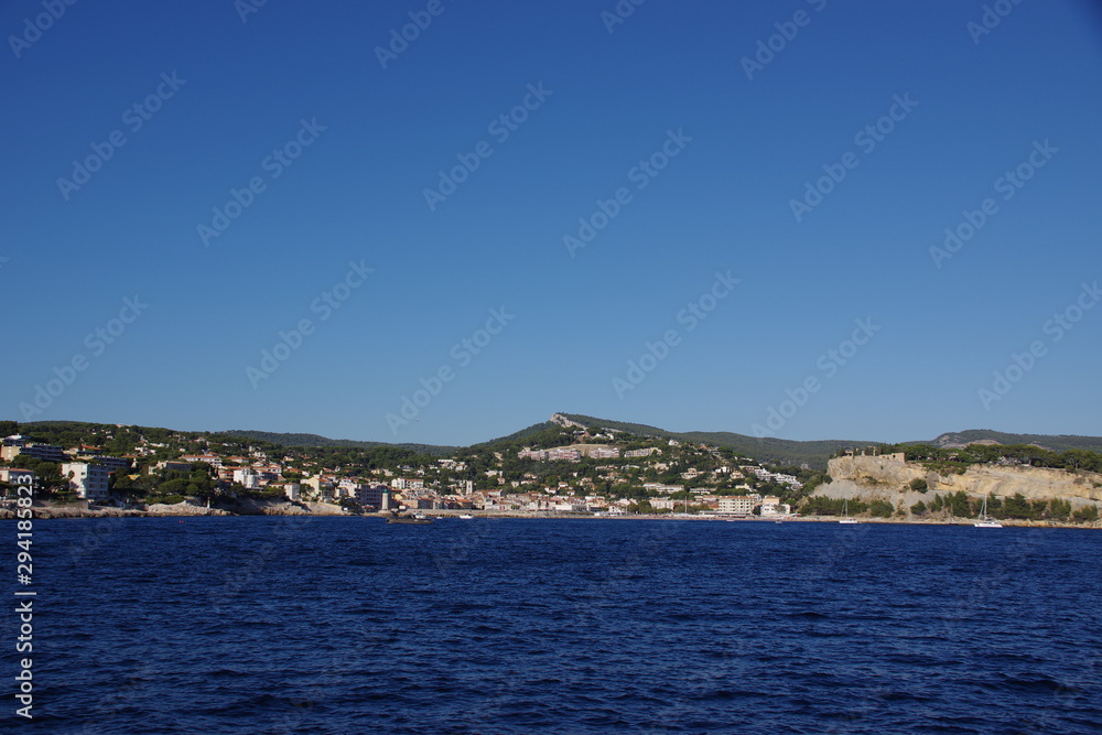 La baie de Cassis depuis la mer La baie de Cassis depuis la mer
