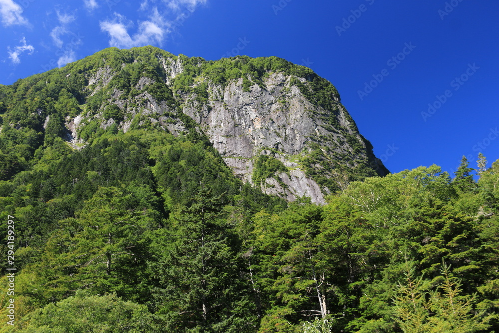 北アルプス　穂高連峰縦走　横尾谷登山道から屏風岩の岩壁を仰ぎ見る