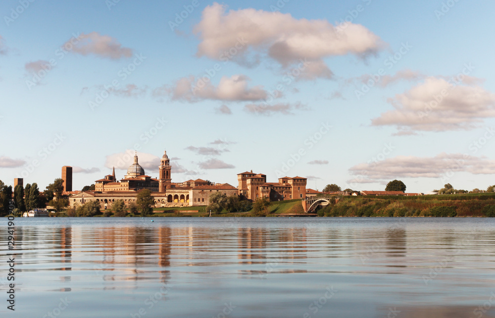 Φωτογραφία mantova landscape at sunrise with pink clouds