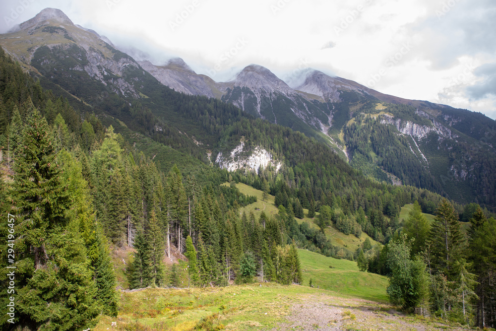 Bergspitzen in den Wolken