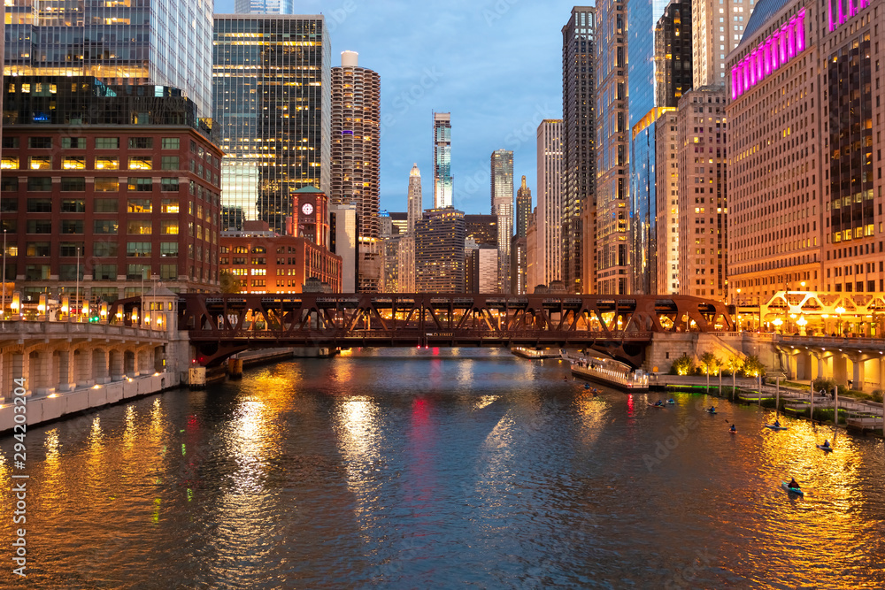 Naklejka premium Chicago w centrum miasta wieczorem budynki mostu nad rzeką 2019 wrzesień