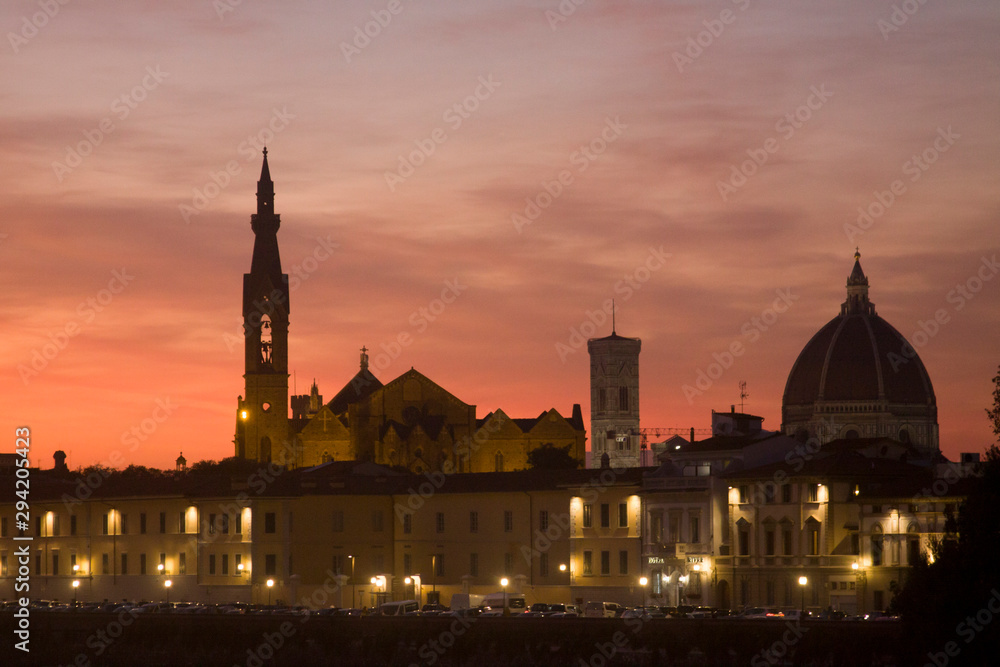 Italia, Firenze, la città e il fiume Arno al tramonto.