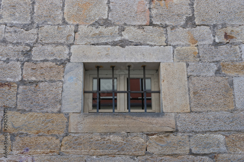 Vergittertes Fenster in alter Steinmauer