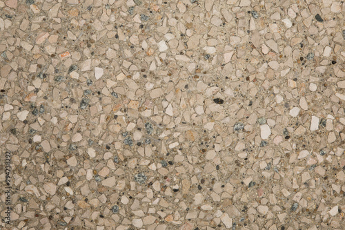 Gros plan texture béton désactivé avec graviers gris, noir et couleur