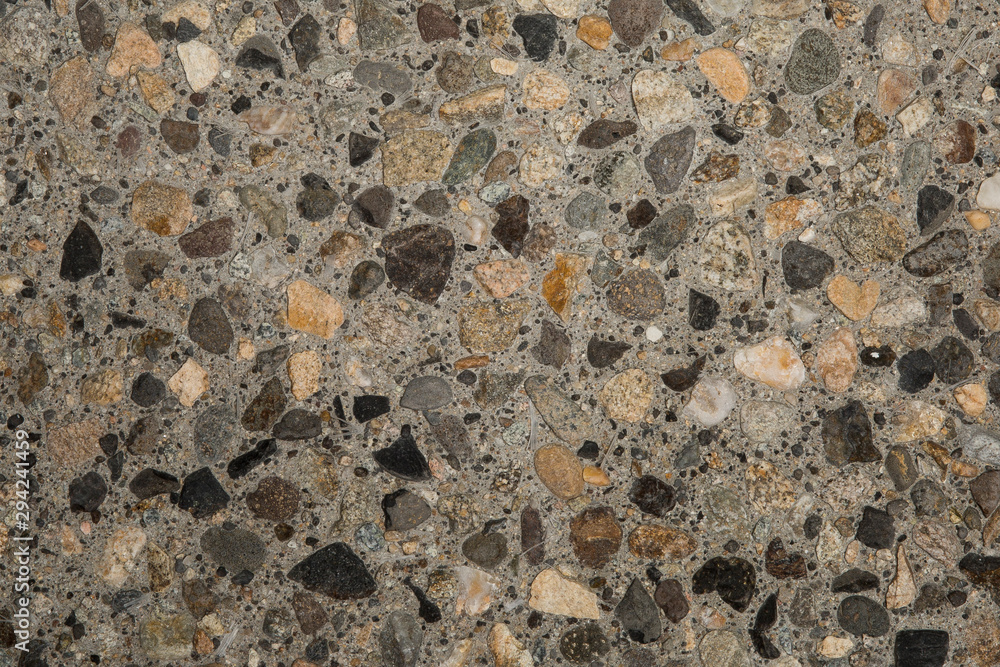 Gros plan texture béton désactivé avec graviers gris, noir et couleur Gros plan texture béton désactivé avec graviers gris, noir et couleur