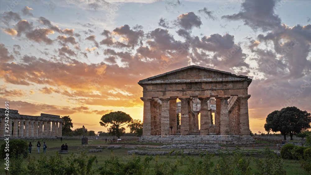 Fototapeta premium Paestum al tramonto