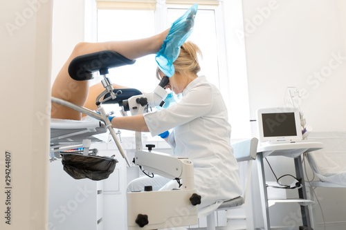 Foto A gynecologist is examined by a patient who is sitting in a gynecological chair