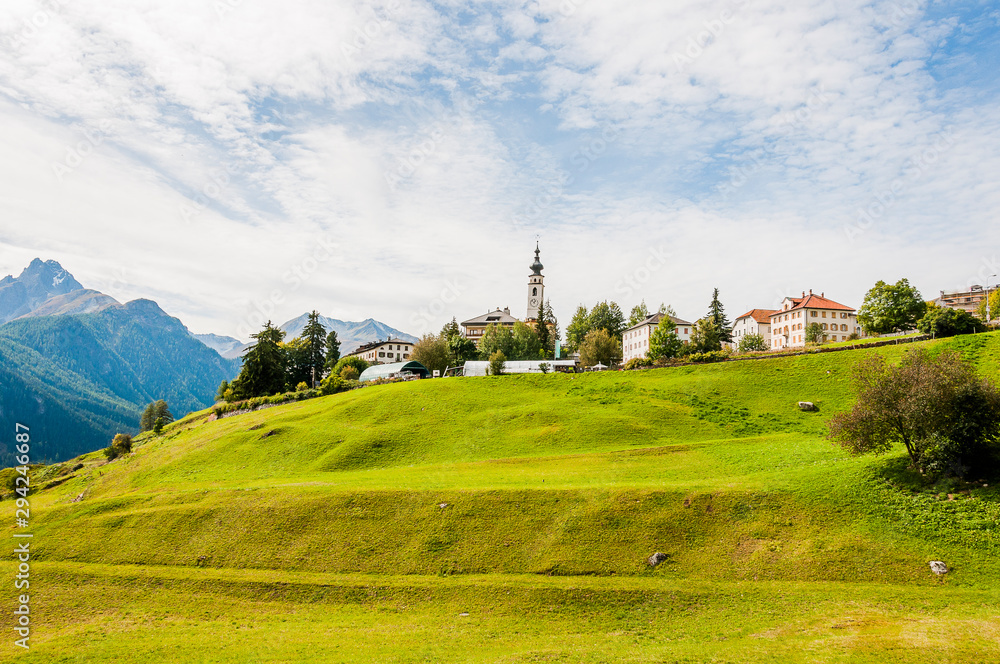 Fototapeta premium Ftan, Unterengadin, Bergdorf, Engadiner Häuser, Wanderweg, Bergwiesen, Graubünden, Alpen, Sommer, Schweiz
