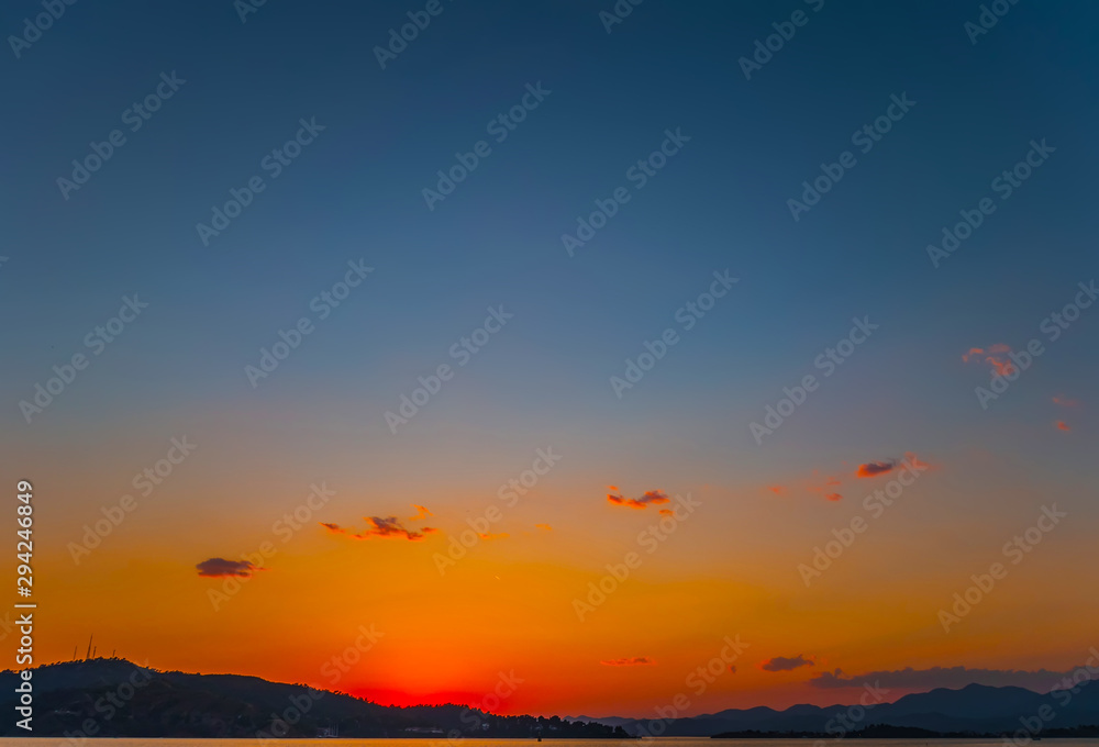 Fototapeta premium Natural Sunrise Sundown Over Sea Horizon island silhouette