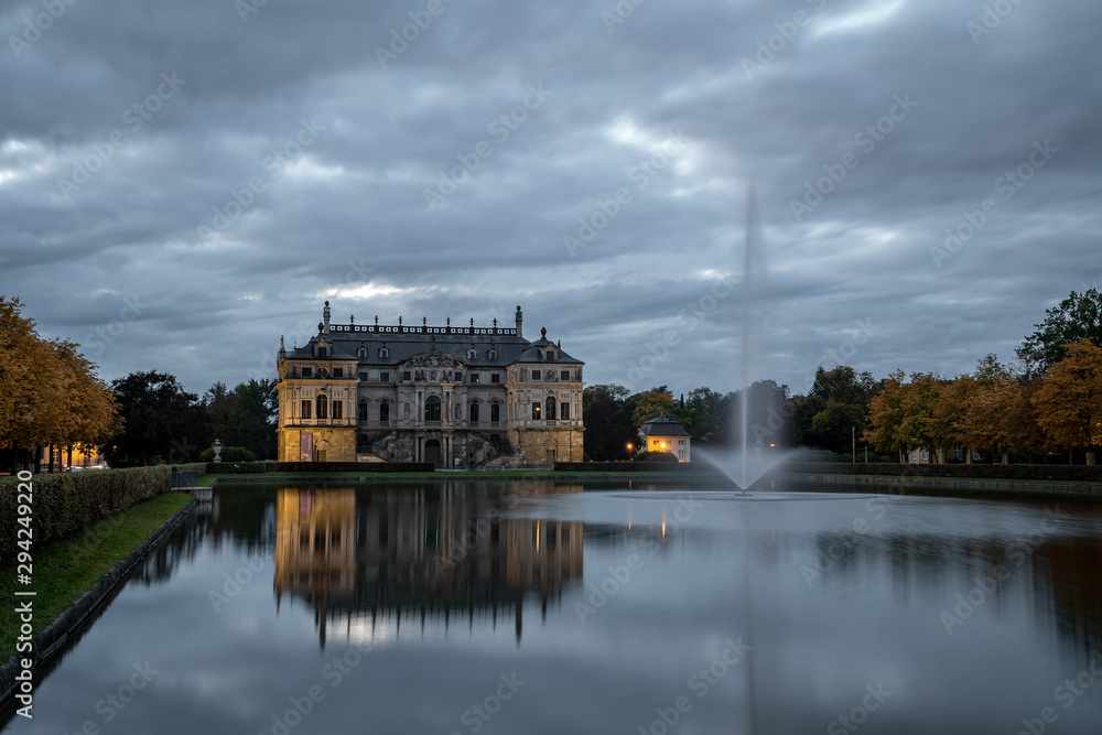 Obraz premium Palais Dresden - barockes Lustschloss im Großen Garten