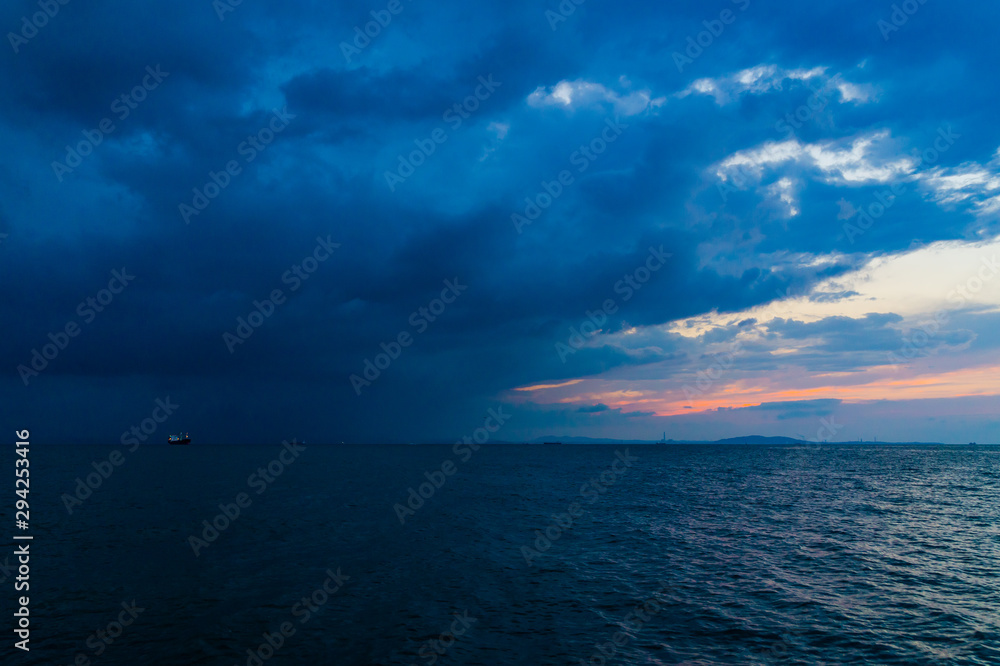 Fototapeta premium 朝の海と北から迫る雲DSC2991