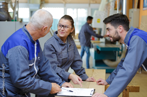 Εκτύπωση καμβά factory workers with clipboard working together