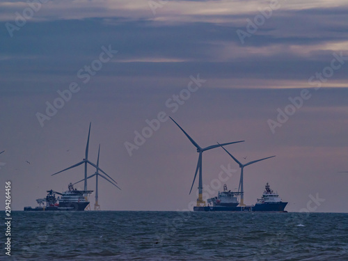 Aberdeen / Szkocja - 6 października 2019: Statki i farma wiatrowa przy brzegu Aberdeen
